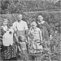 078-0073 Am 07. August 1938, Taufe von Willi Neumann. Im Bild v.l. die Eltern August u. Otto Neumann, Geschwister und Grossmutter.jpg